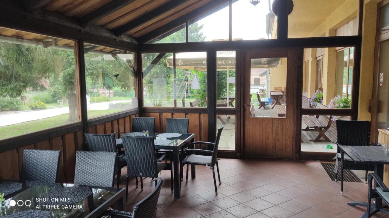 U Certa Hotel Čerčany Buitenkant foto
